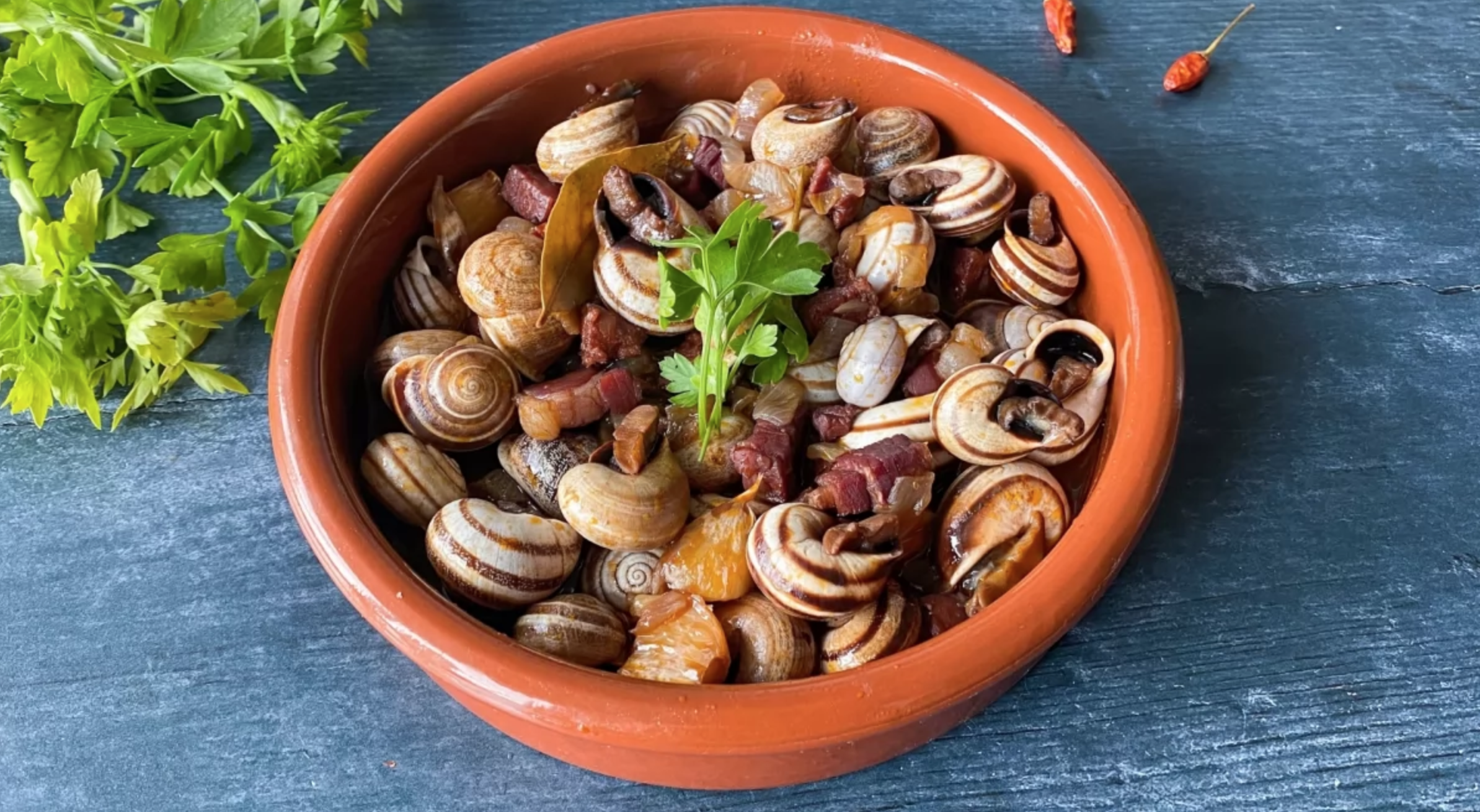 Ensalada de pimientos asados, atún y huevo con caracoles a la madrileña.